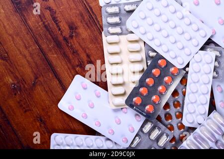 Collection de médicaments d'ordonnance en plaquettes thermoformées sur un bois arrière-plan Banque D'Images