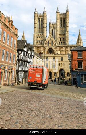 Une camionnette ou camion de livraison TNT garée sur Castle Hill en face de la porte de l'Échiquier et de la cathédrale de Lincoln, ville de Lincoln, Angleterre, Royaume-Uni Banque D'Images