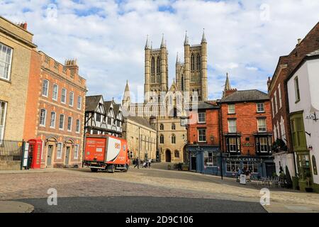 Une camionnette ou camion de livraison TNT garée sur Castle Hill en face de la porte de l'Échiquier et de la cathédrale de Lincoln, ville de Lincoln, Angleterre, Royaume-Uni Banque D'Images