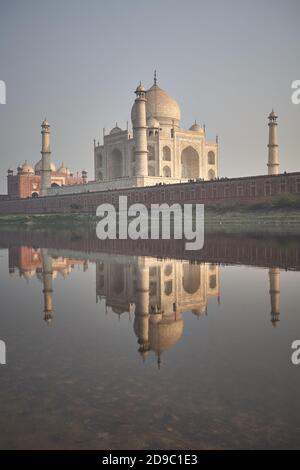 Agra, Inde, janvier 2009. Vue générale du Taj Mahal et de sa réflexion dans l'eau sur l'autre rive de la rivière Yamuna. Banque D'Images