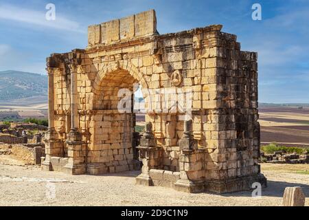 L'Arc de Triomphe consacré à l'empereur Caracalla au 3ème siècle ruines de Volubilis maroc Banque D'Images