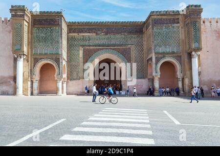 Laleuj meknes Bab Mansour passerelle emblématique connue pour son ornementation géométrique, inscriptions de dévotion et de colonnes en marbre. La porte Bab El Mansour Banque D'Images