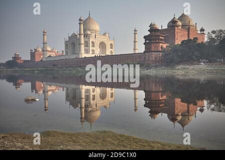 Agra, Inde, janvier 2009. Vue générale du Taj Mahal et de sa réflexion dans l'eau sur l'autre rive de la rivière Yamuna. Banque D'Images