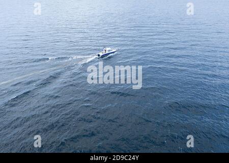 Vue aérienne pêcheur sur bateau à l'océan. Vue de dessus magnifique paysage marin avec le bateau de pêche. Vue aérienne bateau à moteur de pêche avec pêcheur à la ligne. Océan mer W Banque D'Images