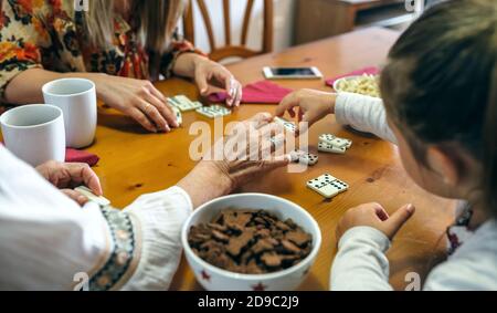 Trois générations de femmes qui jouent à domino ne sont pas reconnaissables Banque D'Images