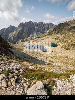 Paysage de montagne avec Tarns. Zabie Plesa dans les montagnes des Hautes Tatras, Slovaquie Banque D'Images