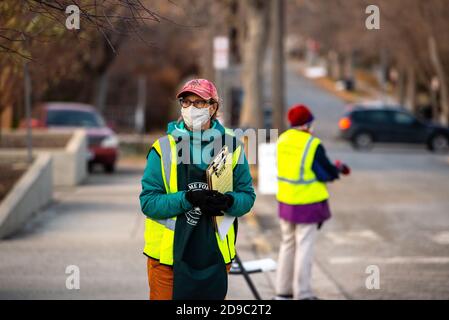 Helena, Montana /3 novembre 2020 : femme officielle de l'élection portant un masque au bureau de vote pendant la pandémie du coronavirus Covid 19 sur Electi présidentiel Banque D'Images