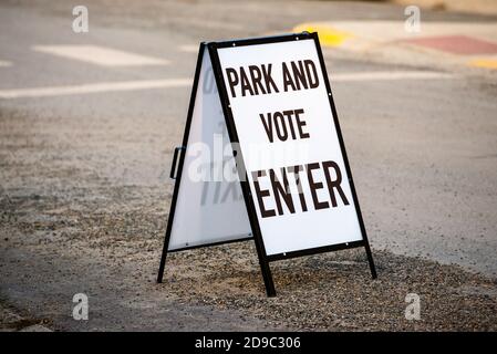 Helena, Montana / le 3 novembre 2020 : panneau de stationnement et de vote dans la rue à l'extérieur du bureau de vote, le jour de l'élection votant pour le président, comté de Lewis et Clark Banque D'Images