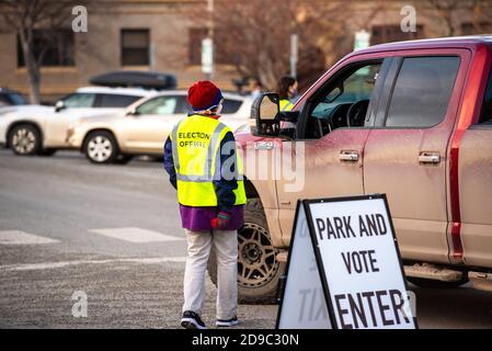 Helena, Montana / 3 novembre 2020: Femme employée de bureau de vote aidant l'électeur au bureau de vote, le stationnement vote en camion, le scrutin du jour de l'élection présidentielle, les gens moi Banque D'Images
