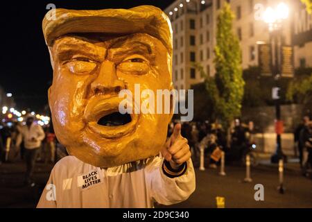 WASHINGTON D.C. LE 3 NOVEMBRE- UNE personne en costume de Trump pose sur Black Lives Matter Plaza le 3 novembre 2020 à Washington, DC le jour de l'élection. Photo : Chris Tuite/ImageSPACE/MediaPunch Banque D'Images