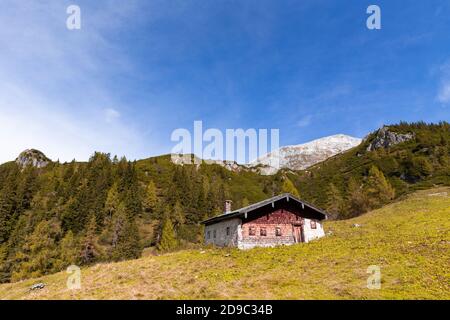 Chalet alpin en face de Hoher Göll dans Berchtesgadener Land, Bavière, Allemagne, en automne. Banque D'Images