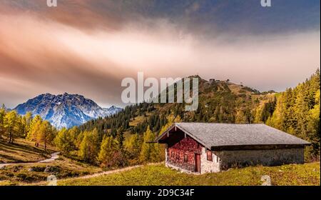 Chalet alpin en face de Watzmann dans la région de Berchtesgadener, Bavière, Allemagne, en automne. Banque D'Images