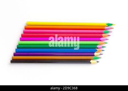 Les crayons multicolores sont disposés sur un fond blanc. Isoler. Passe-temps, dessin. Banque D'Images