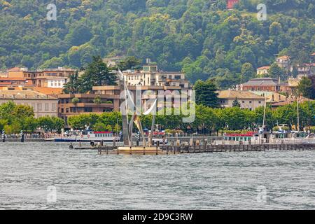 Como, Italie - 15 juin 2019: Life Electric Modern Sculpture dédiée à Alessandro Volta à Côme, Italie. Banque D'Images