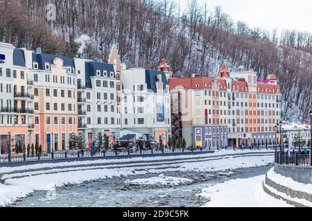 Sotchi, Russie - 24 janvier 2019 : station de ski Rosa Khutor. Le paysage d'hiver de la rivière Mzymta Banque D'Images