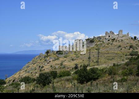 Les ruines d'un village abandonné à Cirella, une localité de la région Calabre, Italie. Banque D'Images