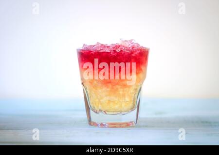 Cocktail d'alcool rouge avec vodka et canneberges et raisins de Corinthe noirs Banque D'Images