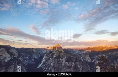 Coucher de soleil pittoresque au-dessus du demi-dôme, parc national de Yosemite, États-Unis.