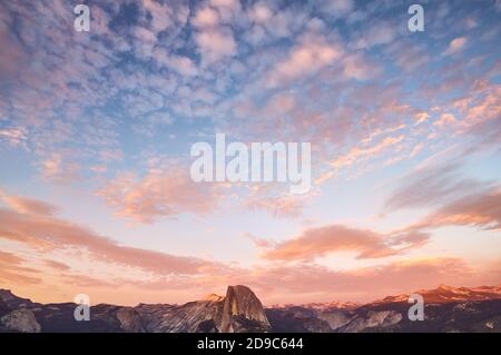 Coucher de soleil pittoresque au-dessus du demi-dôme, parc national de Yosemite, États-Unis.