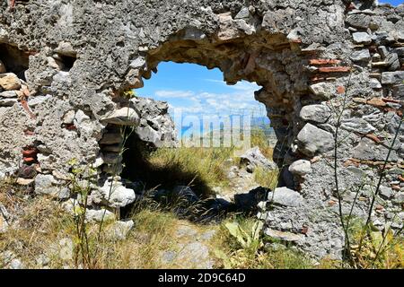 Les ruines d'un village abandonné à Cirella, une localité de la région Calabre, Italie. Banque D'Images