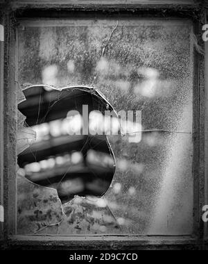 Un panneau de verre brisé dans un site industriel délabrée. Banque D'Images