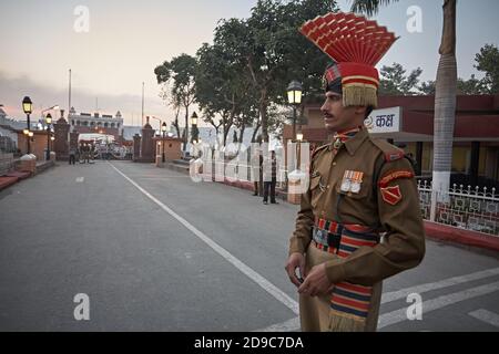 Wagah, Punjab, Inde, août 2012. Cérémonie quotidienne de descente du drapeau d'Atari Wawah à la frontière pakistanaise par la Force de sécurité frontalière (BSF). Banque D'Images
