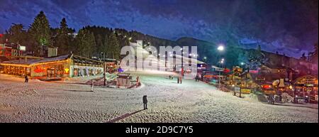 Panorama de ski de nuit à la station de ski Borovets, près de Samokov, Targovishte, la Bulgarie. Banque D'Images