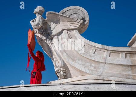 Washington, États-Unis. 04e novembre 2020. Un manifestant se tient devant la statue de Christophe Colomb à Union Station avant de marcher avec d'autres pour attirer l'attention sur la démocratie et la sensibilisation au changement climatique à Washington, DC, le mercredi 4 novembre 2020. L’élection présidentielle étant encore trop près de s’appeler, ils protestaient contre le fait que l’administration Trump ait officiellement quitté l’accord de Paris, un pacte mondial destiné à éviter la menace d’un changement climatique catastrophique. Photo de Ken Cedeno/UPI crédit: UPI/Alay Live News Banque D'Images