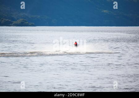 Promenade en scooter aquatique dans la journée ensoleillée Banque D'Images