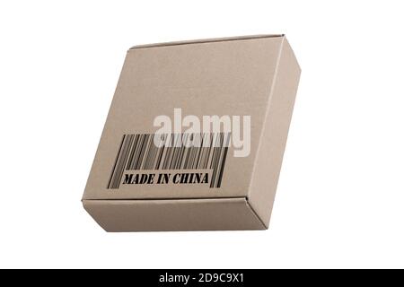 Boîte en carton marron fermée avec code à barres FABRIQUÉ EN CHINE isolé sur fond blanc. Concept négociation en ligne via Internet, livraison de marchandises à la maison Banque D'Images