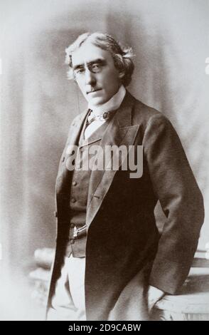 Le remarquable acteur édouardien Sir Henry Irving (1838 - 1905) s'est posé contre une table. Prise d'une carte postale photographique de l'époque. Banque D'Images