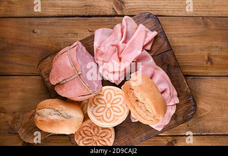 Mortadelle et panino sur une table en bois. Assortiment de pains de différents types, Tigelle pour les sandwichs traditionnels italiens dans la région de l'Émilie-Romagne. Ci-dessus. Copier l'espace Banque D'Images