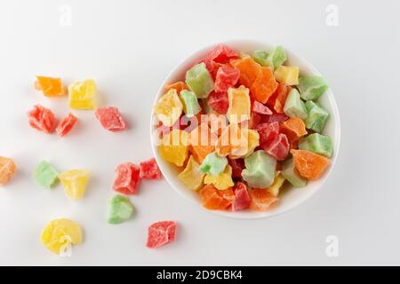 Fruits confits dans un bol blanc sur fond blanc Banque D'Images