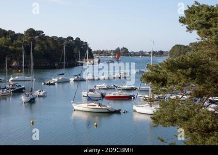 Bateaux à voile amarrés au large de la plage de Conleau sur le golfe du Morbihan, vannes, Bretagne, France Banque D'Images