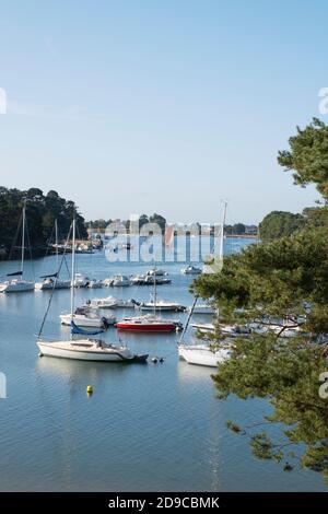 Bateaux à voile amarrés au large de la plage de Conleau sur le golfe du Morbihan, vannes, Bretagne, France Banque D'Images