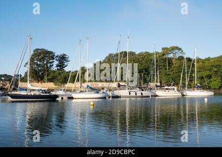 Bateaux à voile amarrés au large de la plage de Conleau sur le golfe du Morbihan, vannes, Bretagne, France. Graffiti en français dit « toujours Breton ! » Banque D'Images