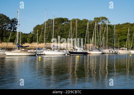 Bateaux à voile amarrés au large de la plage de Conleau sur le golfe du Morbihan, vannes, Bretagne, France. Graffiti en français dit « toujours Breton ! » Banque D'Images