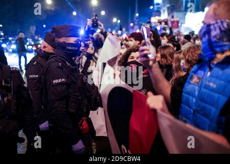 Les manifestants arguin avec un policier sur le chemin de la manifestation. C'est ce que la Cour constitutionnelle polonaise a décidé dans son nouveau palais de justice politiquement choisi Banque D'Images