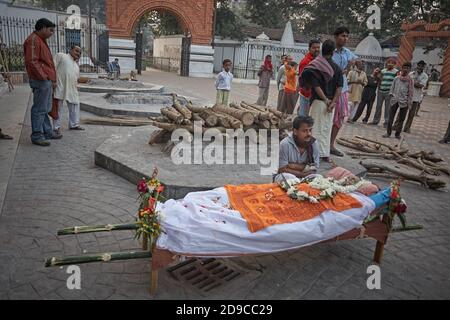 Kolkata, Inde, janvier 2008. Cérémonie de brûlage à un crématorium public dans le quartier de Kalighat. Banque D'Images