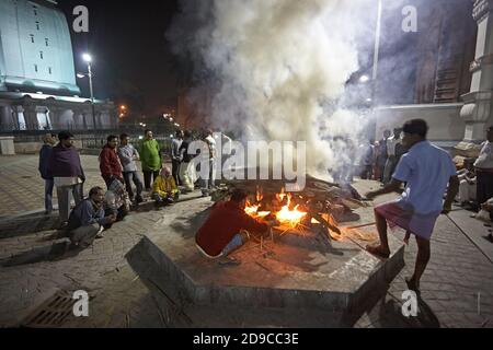 Kolkata, Inde, janvier 2008. Cérémonie de brûlage à un crématorium public dans le quartier de Kalighat. Banque D'Images