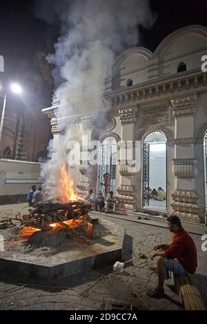 Kolkata, Inde, janvier 2008. Cérémonie de brûlage à un crématorium public dans le quartier de Kalighat. Banque D'Images