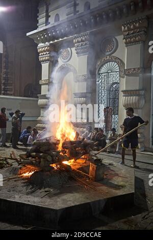 Kolkata, Inde, janvier 2008. Cérémonie de brûlage à un crématorium public dans le quartier de Kalighat. Banque D'Images