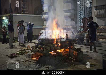 Kolkata, Inde, janvier 2008. Cérémonie de brûlage à un crématorium public dans le quartier de Kalighat. Banque D'Images