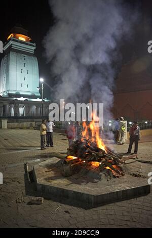 Kolkata, Inde, janvier 2008. Cérémonie de brûlage à un crématorium public dans le quartier de Kalighat. Banque D'Images