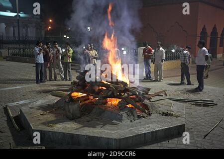 Kolkata, Inde, janvier 2008. Cérémonie de brûlage à un crématorium public dans le quartier de Kalighat. Banque D'Images