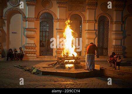 Kolkata, Inde, janvier 2008. Cérémonie de brûlage à un crématorium public dans le quartier de Kalighat. Banque D'Images