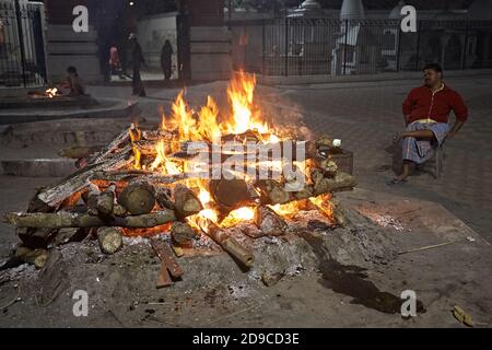 Kolkata, Inde, janvier 2008. Cérémonie de brûlage à un crématorium public dans le quartier de Kalighat. Banque D'Images