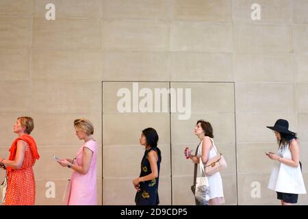 Femmes en file d'attente patiemment. New York. ÉTATS-UNIS Banque D'Images