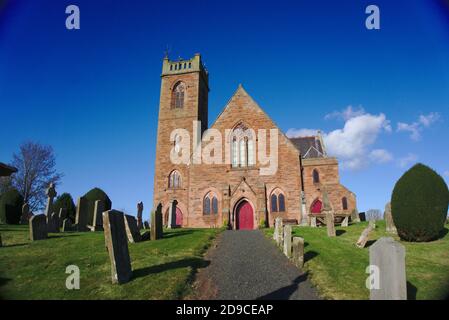 Chemin menant à travers le cimetière à l'entrée de l'église paroissiale d'Earlston, Berwickshire, frontières écossaises, Écosse, Royaume-Uni. Banque D'Images