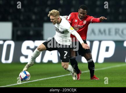 Kamil Jozwiak du comté de Derby (à gauche) et Osayi-Samuel, le brillant des Queens Park Rangers, se battent pour le ballon lors du match du championnat Sky Bet à Pride Park, Derby. Banque D'Images